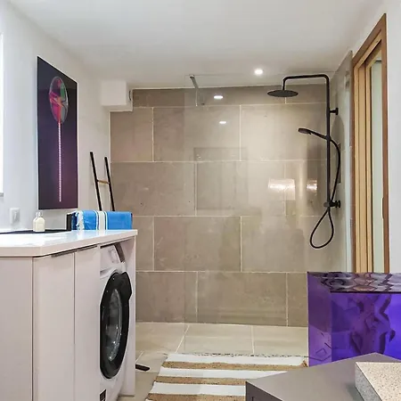 Cozy In With Private Swimming Pool, Be Inside Or Outside